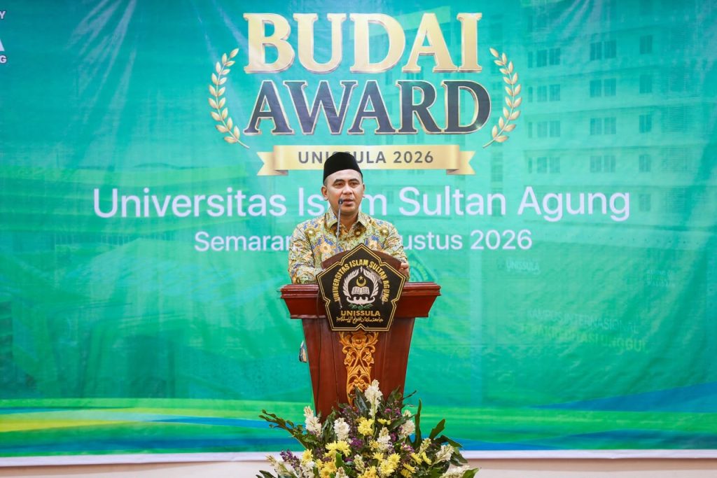 Taj Yasin Raih Budai Award, Tekankan Kerja Tim Wakil Gubernur Jawa Tengah Taj Yasin Maimoen menerima Budaya Akademik Islami (Budai) Award 2026 dari Universitas Islam Sultan Agung (Unissula) Semarang. (GOnews.id)