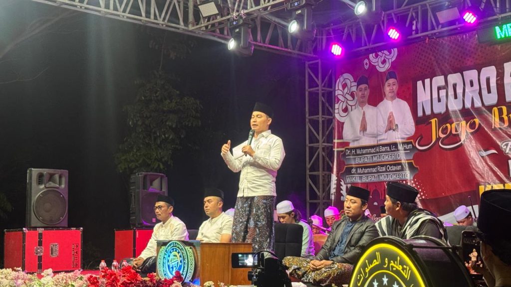 Bupati Mojokerto Muhammad Albarraa saat sambutan Ngoro Bersholawat di kawasan Jalan Ngoro Industri Park (NIP), Kabupaten Mojokerto, Senin (24/8/2026) malam (ft: diskominfo)