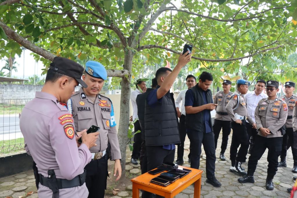 Bidpropam Sumbar Cegah Judol dan Pinjol di Kepolisian Tim Bidpropam Polda Sumbar menggelar Gaktibplin di Polres Sawahlunto, mengantisipasi judol dan pinjol, Senin (24/8/2026). (Foto : Dioni/Gonews.id)