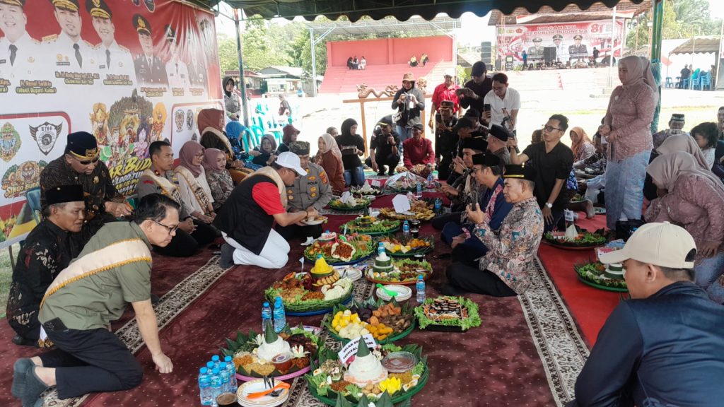 Seno Aji Dorong Festival Loa Kulu Jadi Warisan Budaya Tahunan Wakil Gubernur Kalimantan Timur, Seno Aji, membuka Festival Budaya 1000 Tumpeng yang dipadukan dengan penampilan 18 paguyuban kesenian reog dan jaranan se-Kecamatan Loa Kulu, Selasa (25/8/2026). (Jamil/GOnews.id)