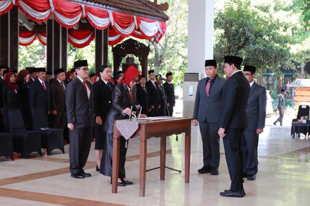 Subandi Lantik 166 Pejabat, Pelayanan Jadi Tolok Ukur Bupati Sidoarjo Subandi memberikan sambutan saat pengambilan sumpah dan janji jabatan pejabat di Pendopo Delta Wibawa, Rabu (26/8/2026).