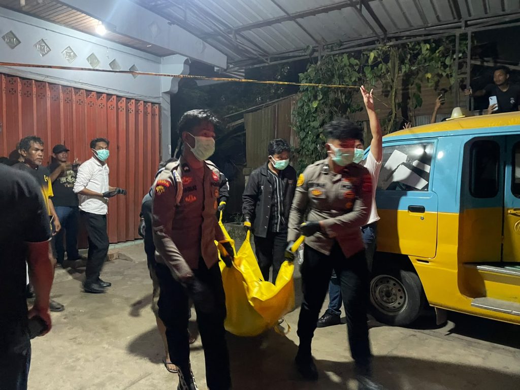 Dugaan Bunuh Diri di Kos Sangatta, Polisi Tunggu Hasil Pemeriksaan Medis Polisi evakuasi mayat diduga bunuh diri di rumah kos Jalan Yos Sudarso I, RT 47, Desa Sangatta Utara, Kecamatan Sangatta Utara, Rabu (26/8/2026) (humas polres)