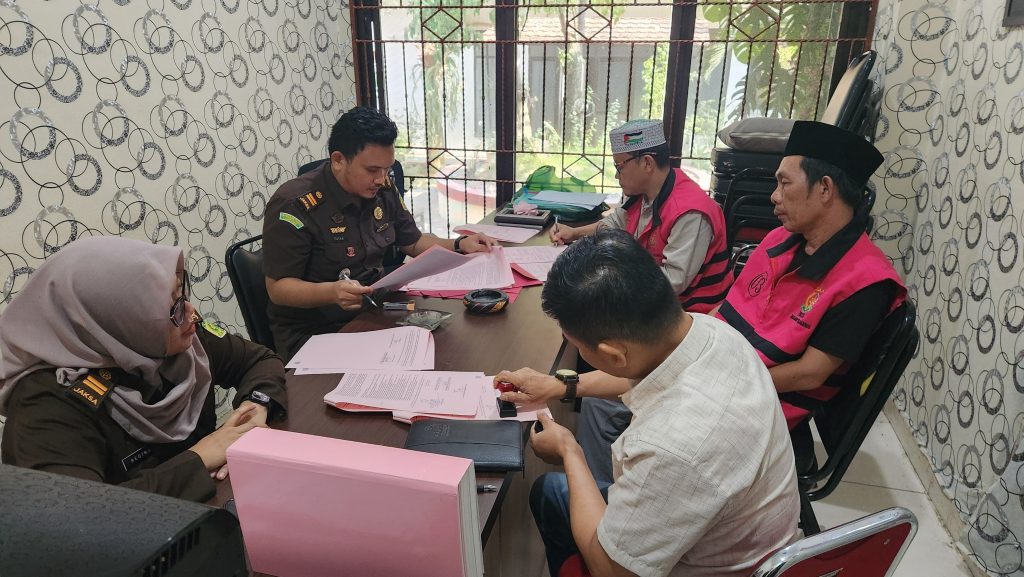 Berkas P-21, Dua Tersangka Korupsi Bawaslu Tulang Bawang Ditahan JPU Bidang Tindak Pidana Khusus melakukan pemeriksaan terhadap dua tersangka, yakni S dan OS, yang masing-masing didampingi penasihat hukum. (Eva/GoNews.id)