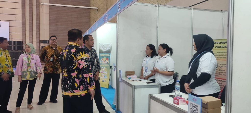 Kepala dinas Tenaga Kerja Kabupaten Jember Hadi Mulyono, saat meninjau even Jember Job Fair. Foto Edi Mulyono