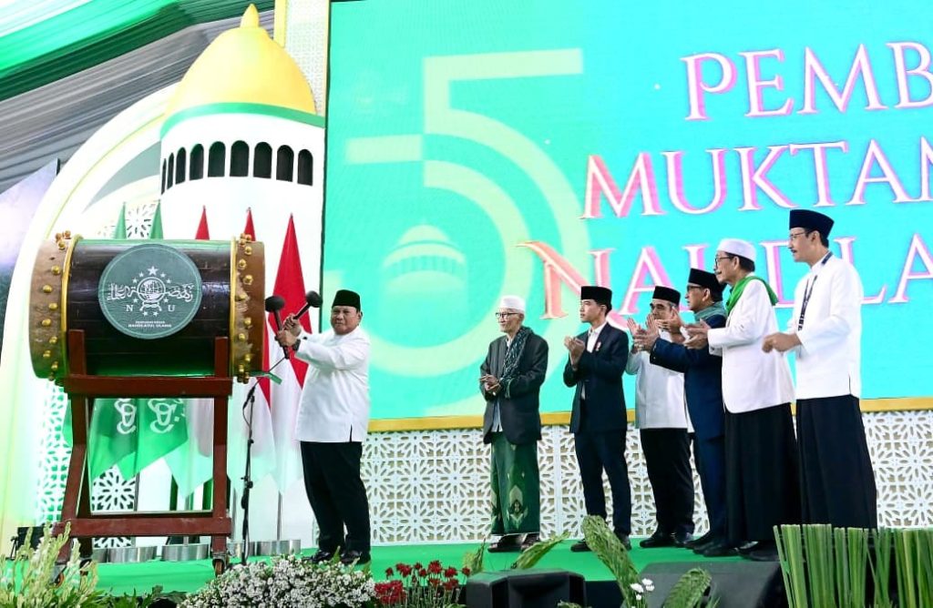 Prabowo Tegaskan Tak Atur Jalannya Muktamar ke-35 NU Presiden RI Prabowo Subiyanto membuka secara resmi Muktamar Ke-35 NU dengan ditandai menabuh bedug (bpmi setpres/muchlis jr)