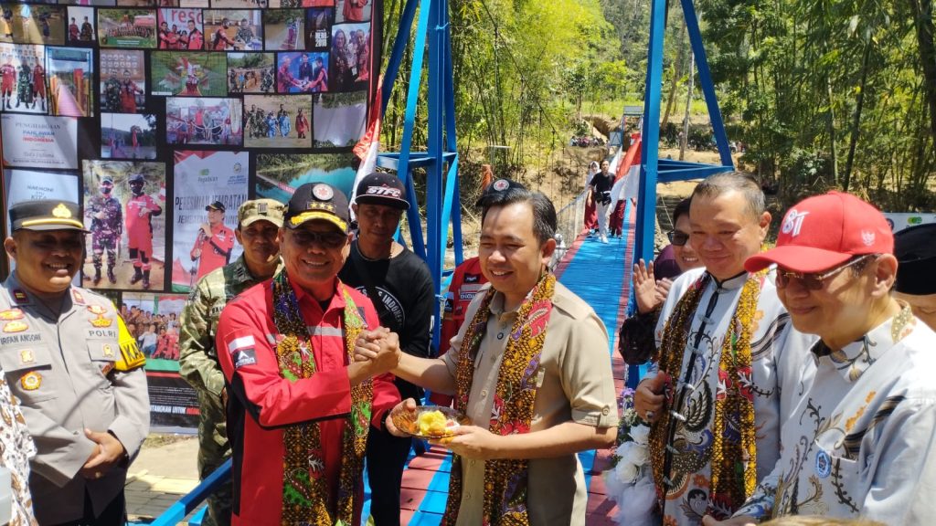 Jembatan Lembung Lanjheng Kembali Berdiri, Bupati Fawait: Pembangunan Jember Harus Kolaborasi Bupati Jember Muhammad Fawait saat terima potongan tumpeng dari purnawiran Letna Jendral AM Putranto,saat acara Peresmian Jembatan. Foto Edi Mulyono