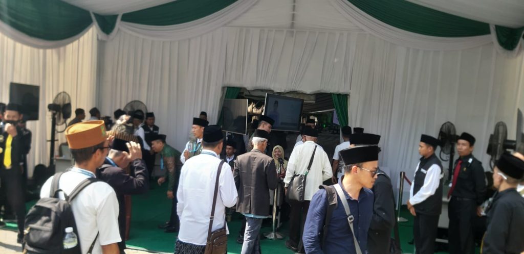 Pintu utama ruang sidang komisi di GSD PP Bahrul Ulum dijaga ketat, media tak mendapatkan akses masuk untuk mendapatkan informasi di dalam forum sidang, padahal sudah mendapatkan Id Card liputan