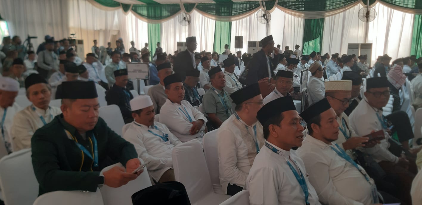 Suasana Sidang Pleno Muktamar NU ke-35 saat Ketua Umum PBNU Gus Yahya menyampaikan pandangan mengenai perjalanan sejarah berdirinya NU sebelum LPJ PBNU diterima peserta. Persidangan berlangsung aman dan kondusif.