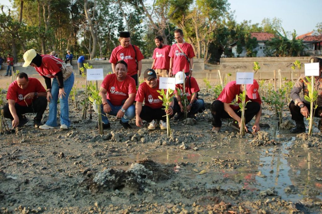 JMSI Sumenep Tanam 1.500 Mangrove di Pantai Matahari Penanaman 1.500 Mangrove JMSI Sumenep di Pantai Matahari
