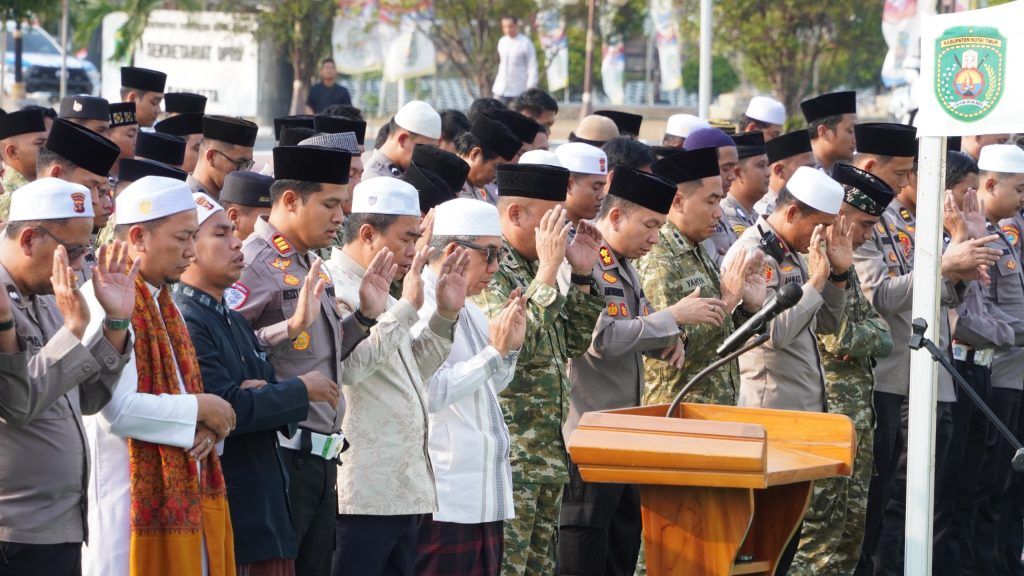 Sholat Istisqo dan doa bersama di lapangan Kantor Bupati Kutai Timur, Sabtu (29/8/2026).