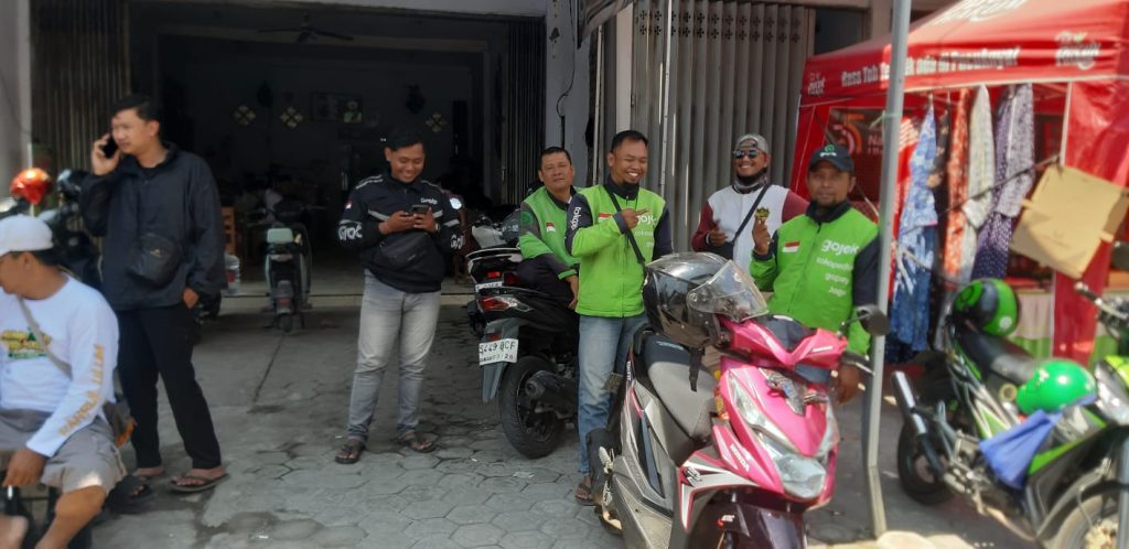 Muktamar NU Bawa Berkah, Ojek Jombang Kebanjiran Order Sejumlah pengemudi ojek online dan offline tampak gembira menikmati lonjakan pesanan selama Muktamar NU ke-35 di Jombang. Mobilitas para tamu membuat jasa antar-jemput mereka semakin ramai.