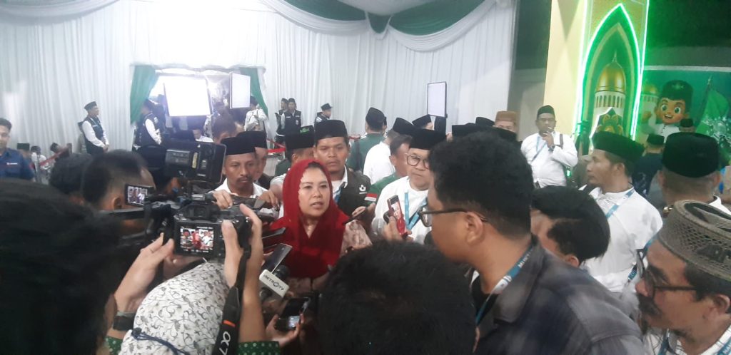 Yeni Wahid putri Gus Dur memberikan keterangan kepada wartawan soal dinamika Muktamar ke-35 NU