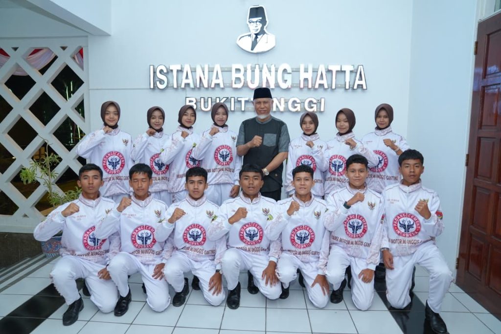 Gubernur Sumbar Mahyeldi melepas kontingen MAN 1 Bukittinggi menuju LKBB-PB Nasional MPR RI 2026 di Istana Bung Hatta, Bukittinggi, Sabtu (29/8/2026). (Foto: Dioni/Gonews.id)