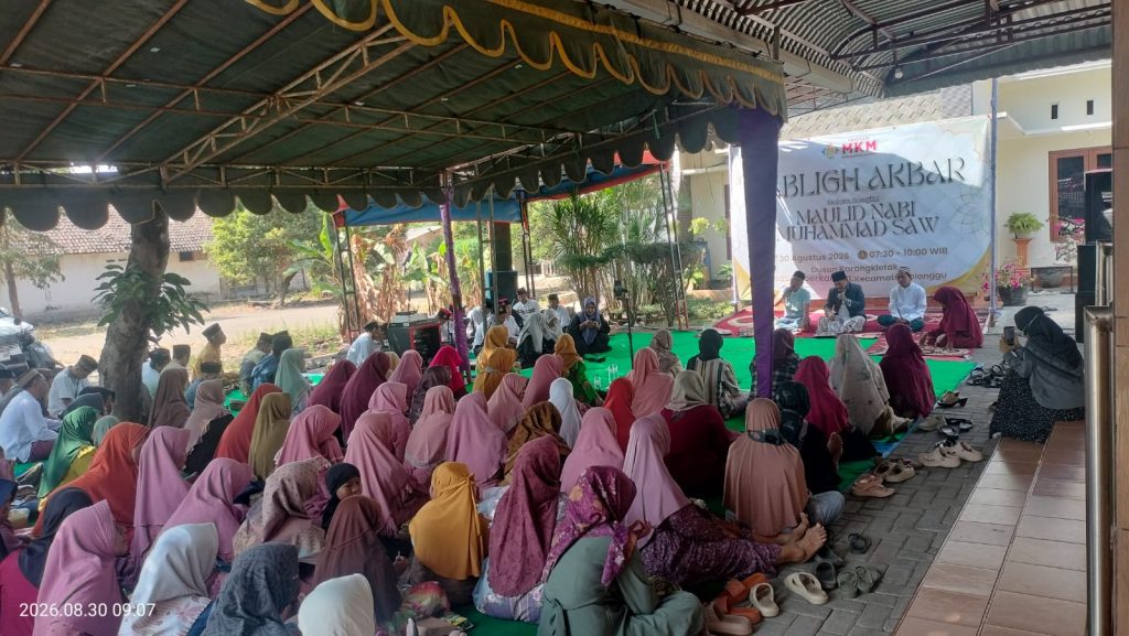 YMKM Gelar Karangkletak Bersholawat, Ribuan Jamaah Meriahkan Maulid Nabi di Dlanggu Ribuan jamaah mengikuti Karangkletak Bersholawat di Dlanggu, Mojokerto,