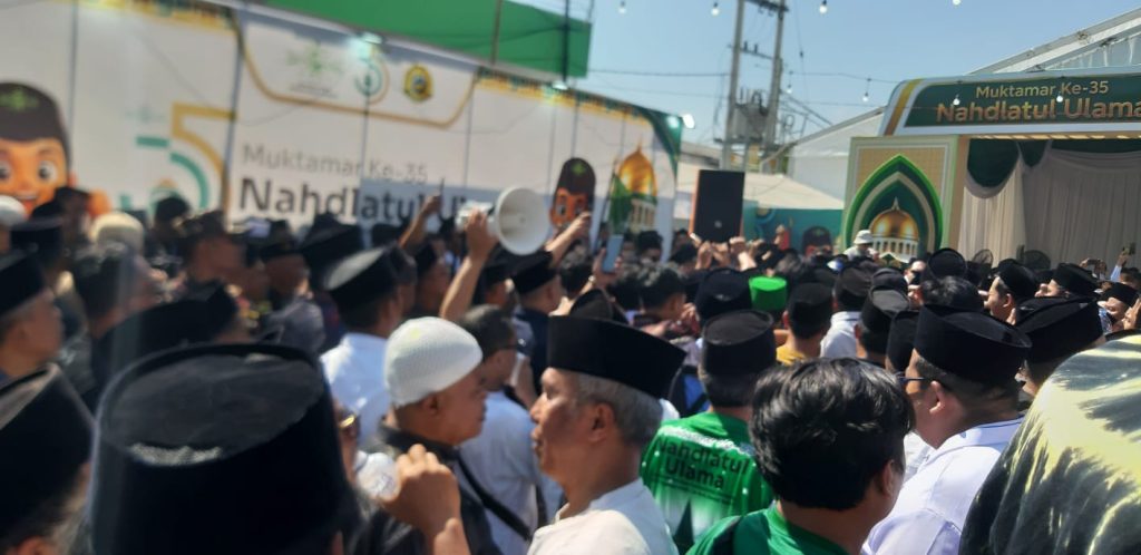 Muktamar ke-35 NU Ricuh, Massa NU Tuntut Keadilan, Jangan Batasi Calon Maju Massa aksi NU merangsek di area pintu utama GSG Bahrul Ulum Tambakberas saat Muktamar ke-35 NU berlangsung.