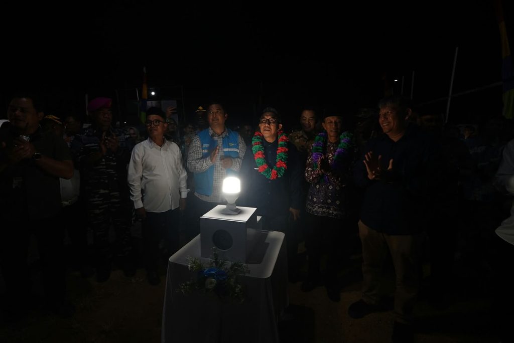 Enam Desa Sangkulirang Akhirnya Menikmati Listrik 24 Jam Momen peresmian listrik 24 jam di 6 desa di Sangkulirang oleh Bupati Kutim Ardiansyah Sulaiman. Foto: Irfan/Pro Kutim