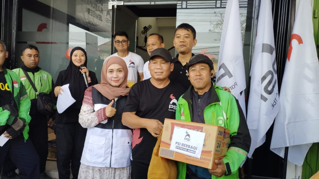 Ketua DPD PSI Jember Vera Eka Aulina saat berikan paket sembako Kepada abang ojol ,di acara Peresmian kantor DPD PSI Jember. Foto Edi Mulyono