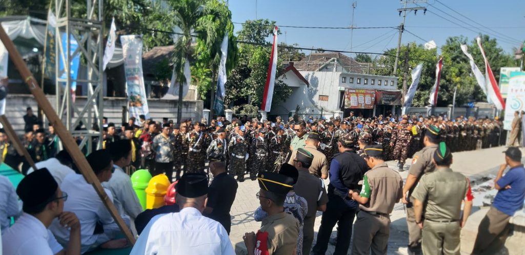 Ratusan massa muda NU masih bertahan di arena muktamar depan GSG Bahrul Ulum Tambakberas.