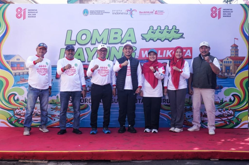 Caption : Foto Bersama Mas Adi Wibowo Saat Lomba Dayung (Foto,:Mufida)