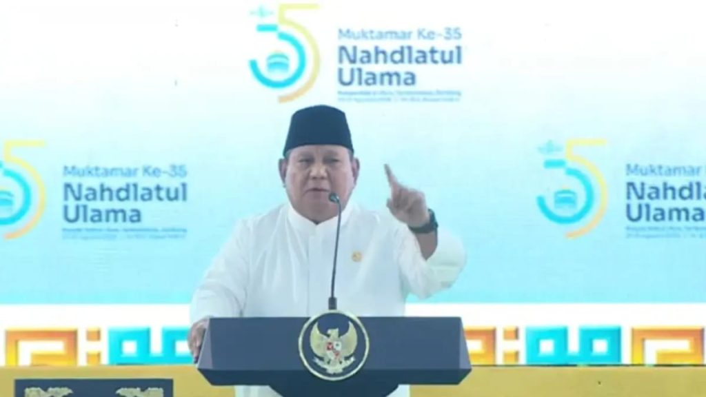 Presiden RI Prabowo Subianto menunjukkan Kartanu yang diterimanya dalam penutupan Muktamar ke-35 NU di Jombang (BPMI Setpres)