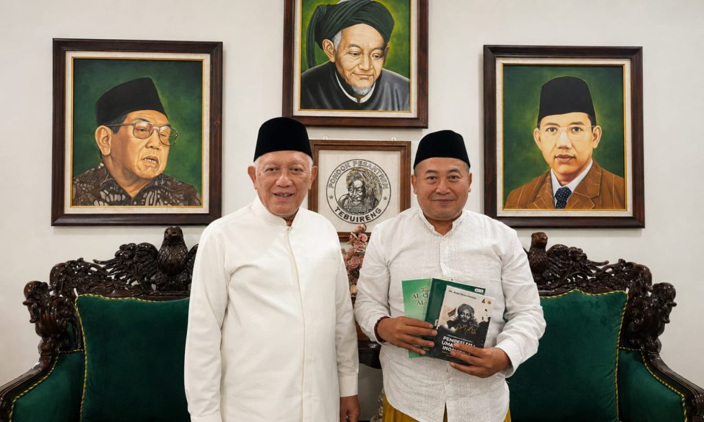 Ali Hasan Mun’im (AHM), alumni HMI Cabang Jember sekaligus Ketua Badan Pengurus Pusat Himpunan Pengusaha KAHMI (HIPKA) bersama KH Abdul Hakim Mahfudz (dok.AHM)