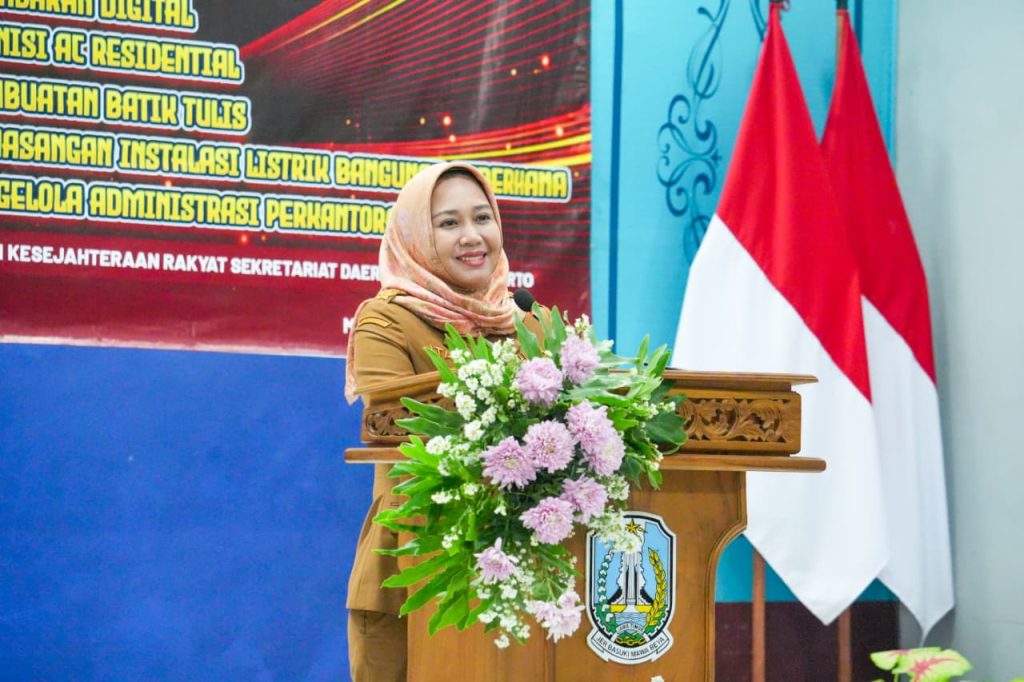 Ning Ita Dorong Peserta BLK Mandiri Lewat Keterampilan Wali Kota Mojokerto Ika Puspitasari saat membuka Pelatihan Berbasis Kompetensi bagi Pencari Kerja Tahap II Tahun 2026 di UPT Balai Latihan Kerja (BLK) Mojokerto, Senin (31/8/2026).(ft diskominfo)