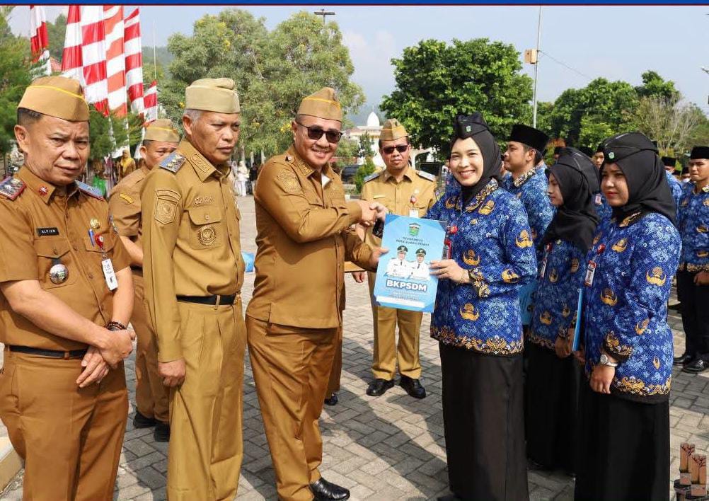 195 PNS Terima SK Formasi 2024, Wako Alfin Tekankan Disiplin Kerja Wali Kota Sungai Penuh Alfin saat menyerahkan SK Pengangkatan PNS Formasi Tahun 2024 di lingkungan Pemerintah Kota Sungai Penuh, Senin (31/8/2026).(Vina/GOnews.id)