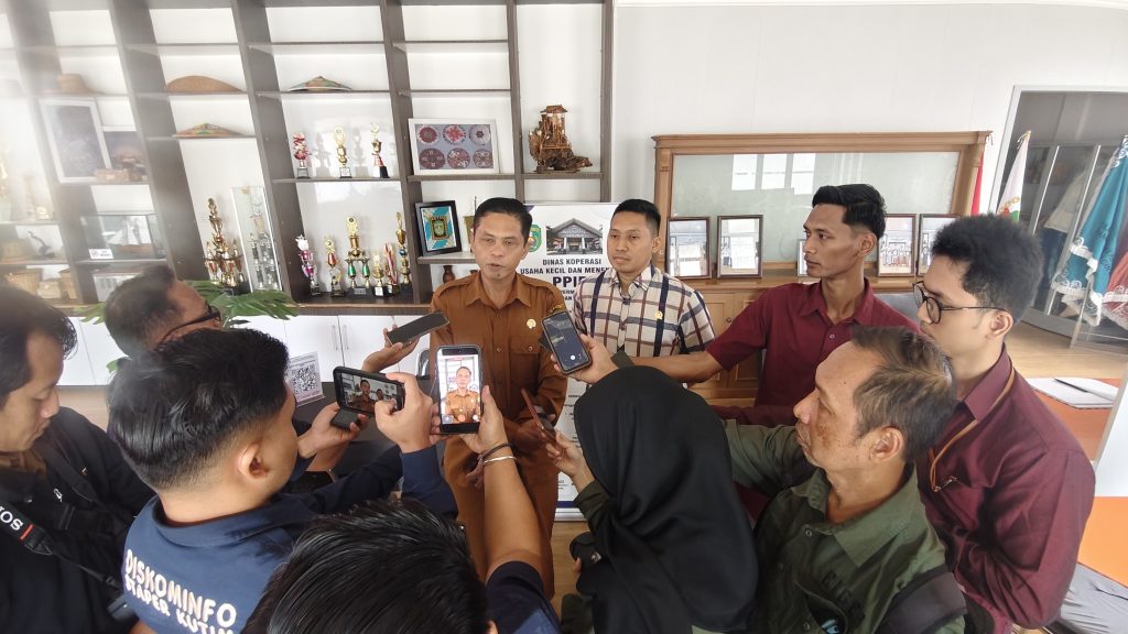 Modal Usaha dan Legalitas Dorong UMKM Kutim Naik Kelas Kepala Dinas Koperasi, Usaha Kecil dan Menengah Kutai Timur, Marhadyn bersama Ketua Fraksi Partai Demokrat DPRD Kutai Timur, Pandi Widiarto saat diwawancarai di Kantor DiskopUKM Kutim, Selasa (4/8/2026) (wahyu/GOnews.id)