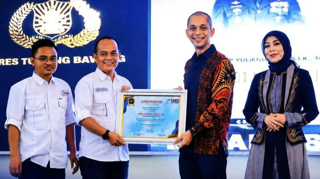 SMSI Tulang Bawang Anugerahkan Best Partner kepada AKBP Yuliansyah Caption: Ketua SMSI Tuba Berikan Apresiasi berupa piagam “Best Partner” di acara pisah sambut Kapolres Tulang Bawang di Gedung Serba Guna (GSG) Menggala (Eva/GoNews.id)
