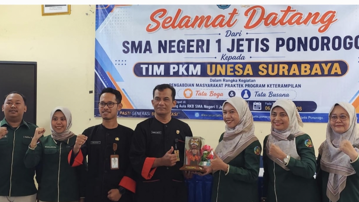 Prodi S1 Pendidikan Tata Boga FT UNESA melatih siswa Double Track SMAN 1 Jetis Ponorogo mengembangkan produk olahan singkong, Kamis (6/8/2026). (FT/IST)