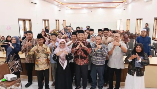 Pelatihan Mushaf Isyarat Buka Akses Al-Qur’an bagi Tunarungu Foto bersama pemateri pelatihan Mushaf Isyarat Qur'an Lajnah Pentashihan Mushaf Al-Qur'an (LPMQ) Kemenag RI. (Badri/Salsa/)