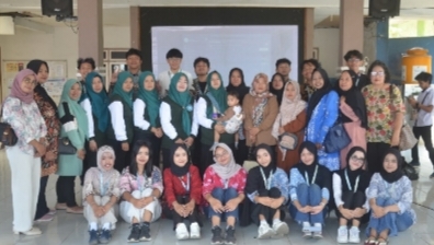 Peserta mengikuti pelatihan diversifikasi olahan ikan lele yang menjadi bagian dari kegiatan PKM BAHARI FPIK UB di Balai Desa Pakisjajar.