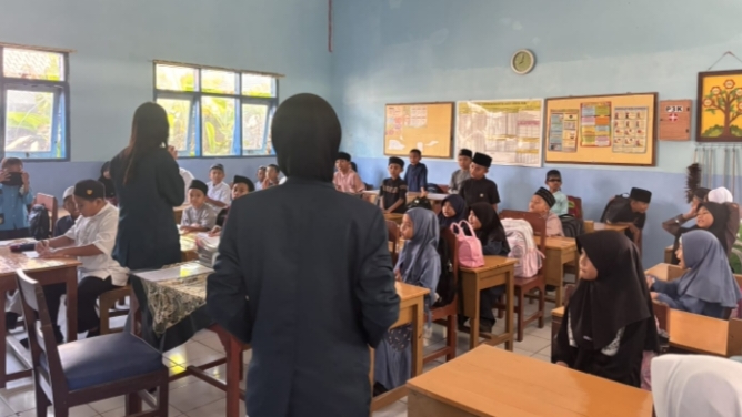 PKM Bahari FPIK UB Kenalkan Inovasi Kerupuk Lele hingga Edukasi Gemarikan di Desa Pakiskembar PKM Bahari FPIK UB mengembangkan potensi lele Pakiskembar melalui budidaya, kerupuk RULE, dan edukasi Gemarikan