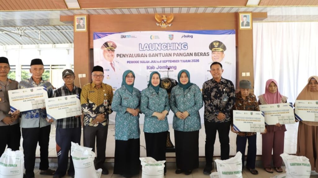 Bantuan Beras 30 Kg Ringankan Beban Warga Jombang Pemkan Jombang menyalurkan bantuan Balai Desa Krembangan pada Jumat (14/8/2026)