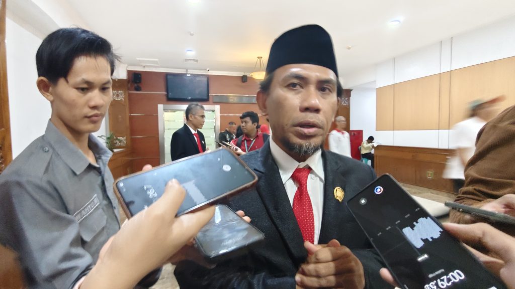Jimmi, Ketua DPRD Kutai Timur saat diwawancarai di Kantor Bupati Kutim (Wahyudi/GOnews.id)