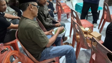 Masyarakat Desa Sambigede mengamati secara langsung contoh bibit Azolla yang diperkenalkan dalam kegiatan sosialisasi