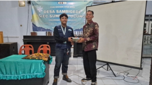Penyerahan contoh bibit Azolla kepadararakat Desa Sambigede sebagai bagian dari kegiatan pengenalan Azolla. Dokumentasi Tim PKM-B FPIK DIB