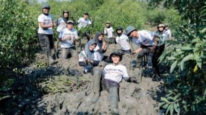 Mahasiswa FPIK UB dan WVI menanam 10.000 bibit mangrove di Wonorejo Surabaya