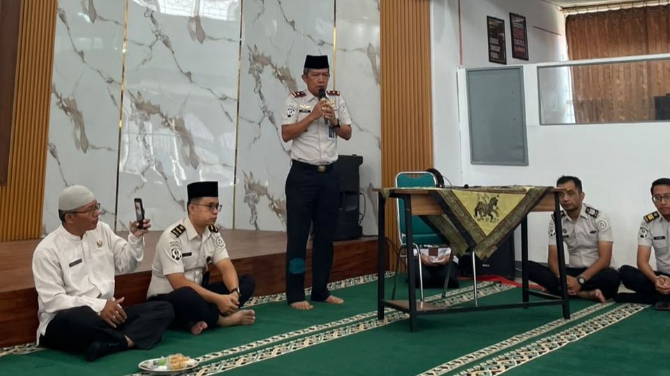 Maulid Nabi di Rutan Padang Panjang Perkuat Akhlak Kepala Rutan Padang Panjang Novri Abbas bersama petugas dan WBP mengikuti peringatan Maulid Nabi Muhammad SAW 1448 H di Aula Rutan, Rabu (26/8/2026). (Foto : Dioni/Gonews.id)