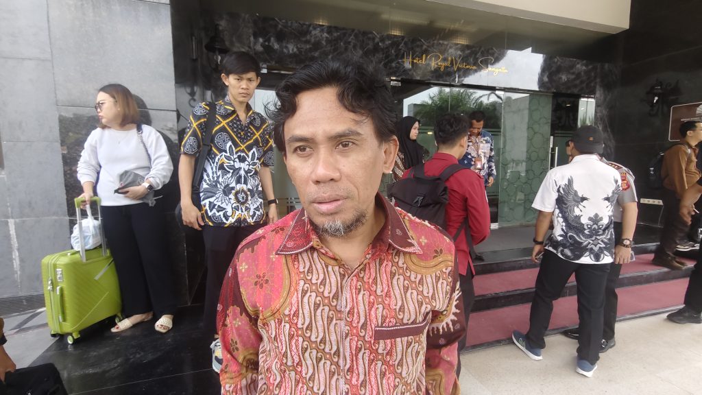 Ketua DPRD Kutim Tekankan Peran Strategis FKUB dalam Mencegah Konflik dan Menjaga Keharmonisan Jimmi, Ketua DPRD Kutai Timur saat diwawancarai di Hotel Royal Victoria,Kamis (27/8/2026) (Wahyu/GOnews.id)