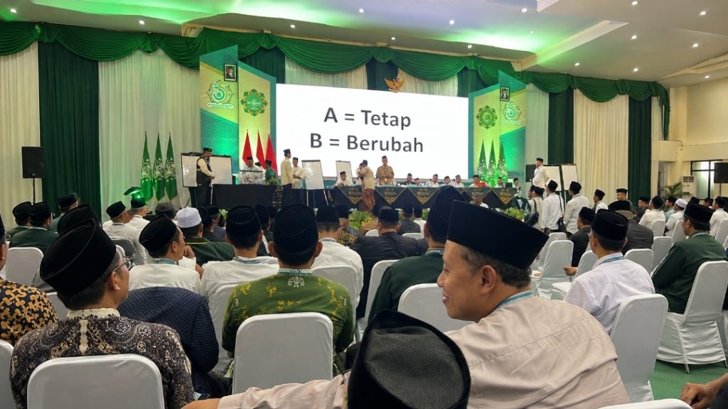 Suasana di depan pintu utama GSG Pondok Pesantren Bahrul Ulum pada malam hari dipenuhi muktamirin dengan penjagaan ketat.