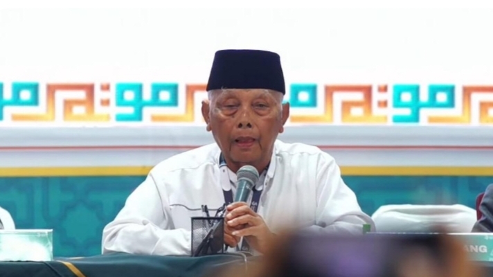 AHWA Sepakat Tetapkan Gus Kikin Pimpin PBNU 2026-2031 KH Anwar Iskandar saat membacakan hasil musyawarah AHWA pemilihan Rais Aam PBNU di sidang pleno V Muktamar ke-35 NU Tambakberas, Jombang