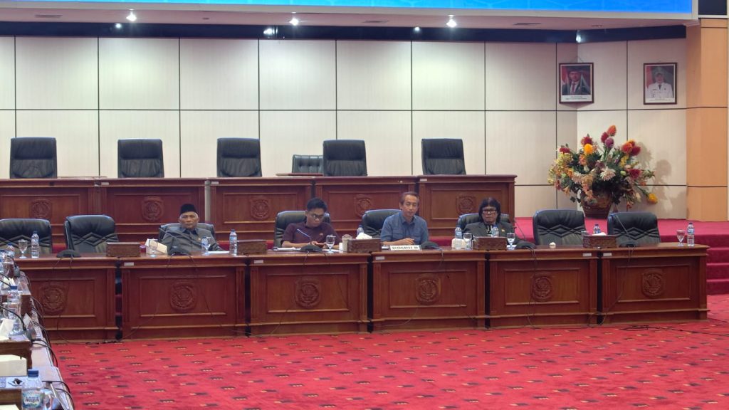 Lintas Fraksi DPRD Bontang Solid Bentuk Pansus Selamatkan KMP Express II Suasana Rapat Dengar Pendapat (RDP) yang dipimpin Ketua Komisi B DPRD Kota Bontang, Rustam, di Gedung DPRD Bontang, Senin (3/8/2026