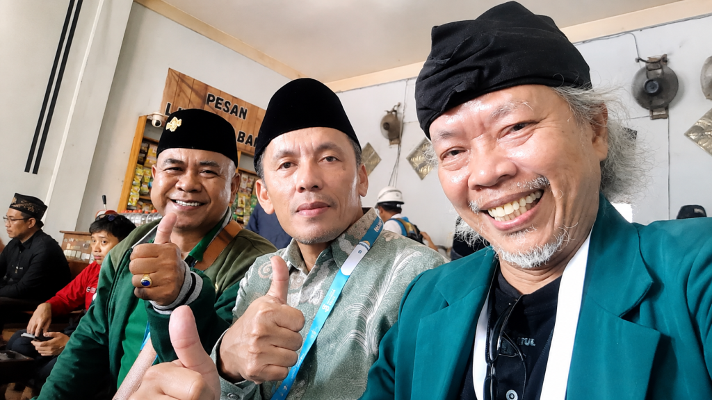 Muktamirin Polewali Mandar Sebut Tak Ada Pengkondisian Agus Pamuji (wartawan) bersama KH Arsyad (kanan) dan rombongan muktamirin asal Polewali Mandar di Jombang (Agus/GOnews.id)