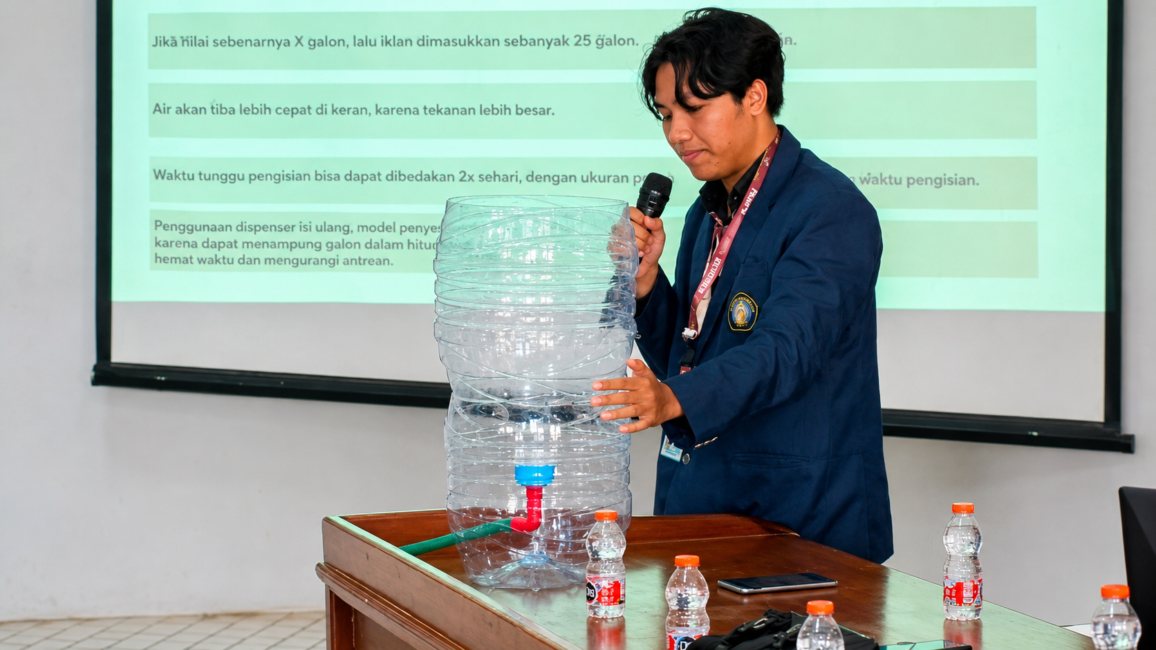 Mahasiswa PKM-B FPIK UB Kelompok 11 mengedukasi warga ngenai pemanfaatan galon bekas sebagai wadah budidaya lele serta ca pemeliharaannya.