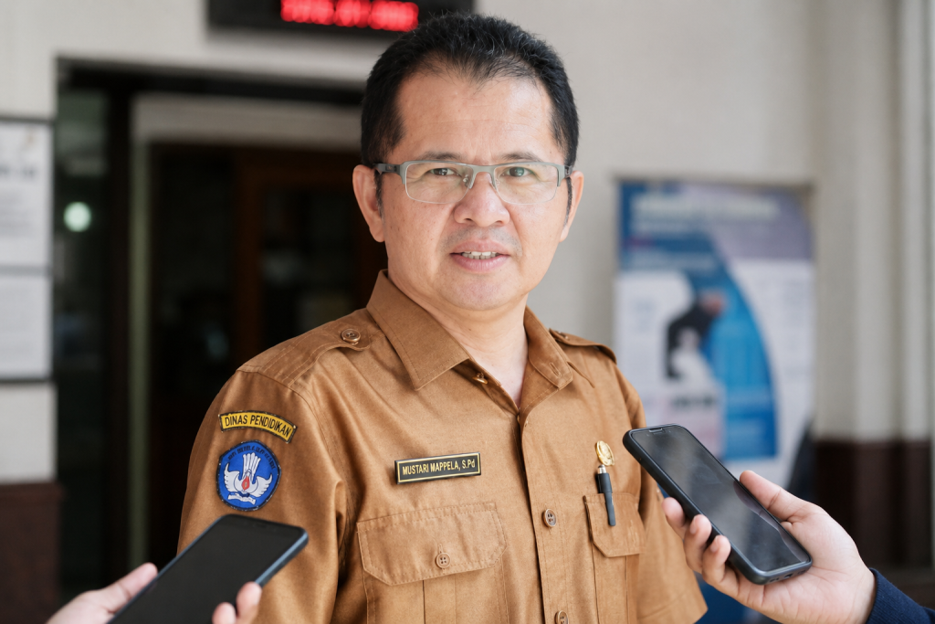SMKN 1 Bukittinggi Jalani Visitasi Akreditasi 10 Hari, Gustian Budiarto: Momentum Evaluasi dan Tingkatkan Mutu Kepala SMKN 1 Bukittinggi Gustian Budiarto, M.Pd., dalam kegiatan visitasi akreditasi. Selasa (11/8/2026) (Foto : Dioni/Gonews.id)