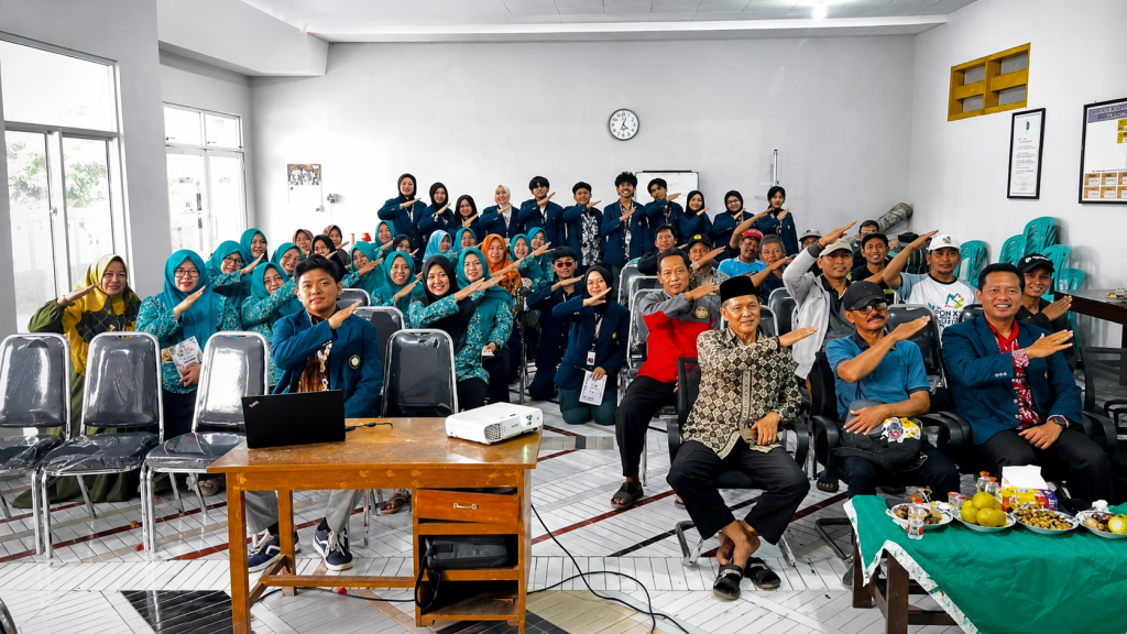 Galon Bekas Jadi Kolam Lele, Hasilnya Diolah Jadi Produk Bernilai oleh Mahasiswa FPIK UB 1. Sosialisasi budidaya lele dalam galon bekas dan pengolahan ikan lele Ketahanan pangan oleh Mahasiswa PKM-Bahari FPIK UB Kelompok 11
