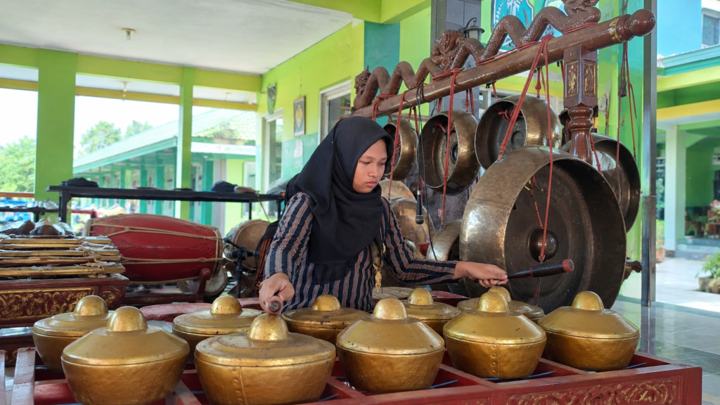 Gamelan Tunas Muda Pringu Iringi Regenerasi IPNU-IPPNU Rangkaian Rapat Anggota IPNU-IPPNU Ranting Pringu dibuka dengan alunan gamelan yang mengiringi proses demokrasi pemilihan ketua baru untuk dua tahun ke depan, Minggu (9/8/2026). (FOTO: Hari/gonews.id)