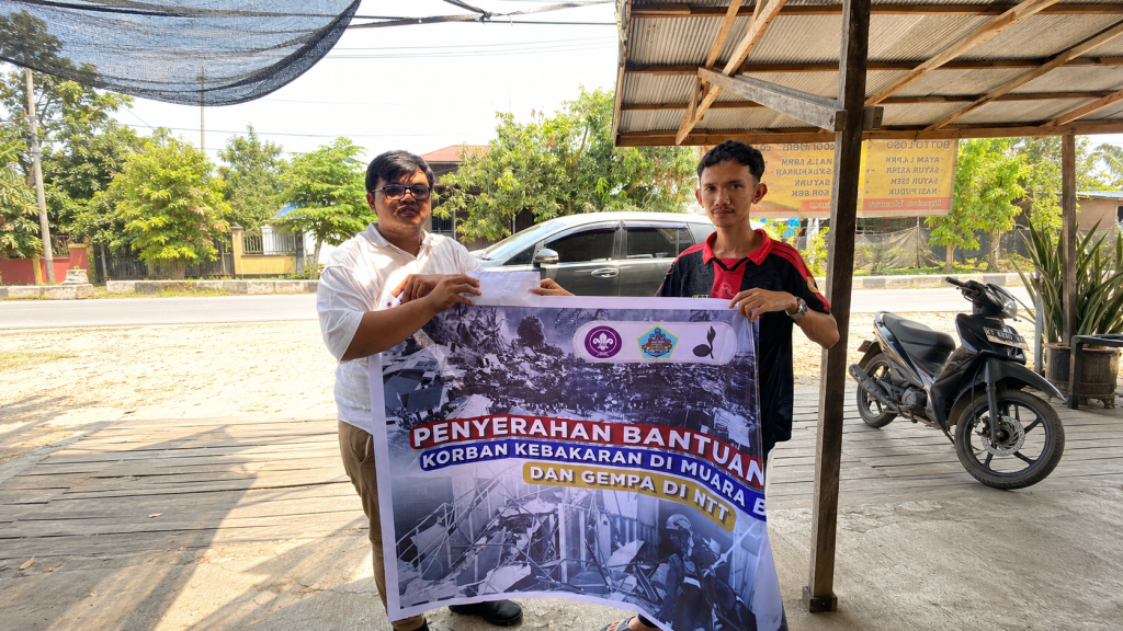 Pramuka SMKN 2 Sangatta Utara menyalurkan donasi warga untuk korban kebakaran Muara Bengkal dan bencana alam di NTT