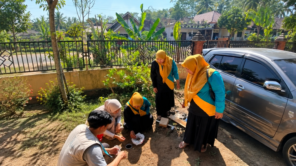 Bukan Pakai Paralon! Mahasiswa FPIK UB Sulap Toples Bekas Jadi Biopori SI OPAL Demi Jaga Perairan FPIK UB Sulap Toples Bekas Jadi Biopori SI OPAL Demi Jaga Perairan